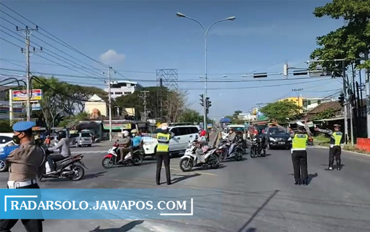 BATASI MOBILITAS: Penyekatan di Banyudono, kemarin. (RAGIL LISTYO/RADAR SOLO)