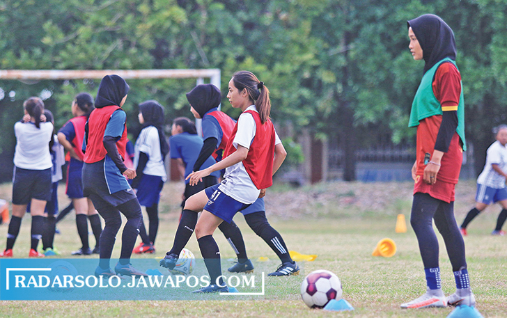 UNJUK GIGI: Pemain Putri Surakarta berlatih di lapangan Jajar, Laweyan, Solo, 2020 lalu. (ARIEF BUDIMAN/RADAR SOLO)