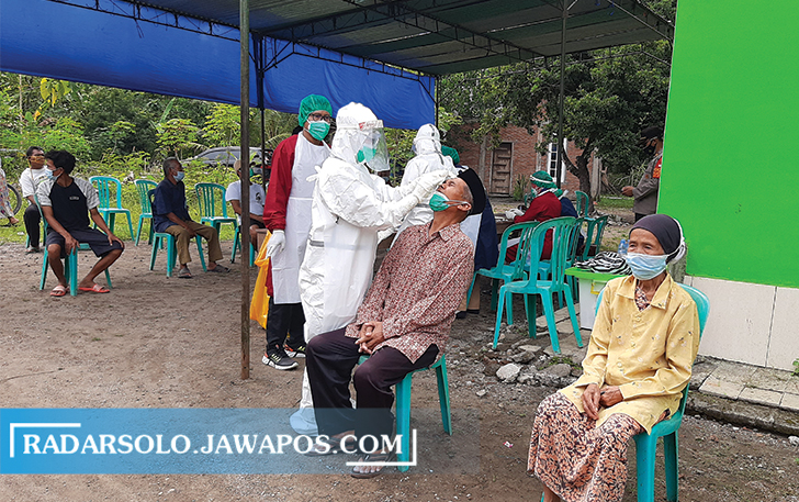 KLASTER KUDUS: Swab antigen di Desa Bendungan, Simo pertengahan Juni lalu. (RAGIL LISTIYO/RADAR SOLO)