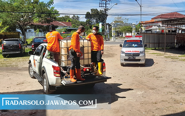 DIANDALKAN: Relawan kebencanaan BPBD aktif membantu penyemprotan disinfektan. Satgas kini mengandalkan relawan di daerah untuk terlibat atasi pandemi. (RUDI HARTONO/RADAR SOLO)