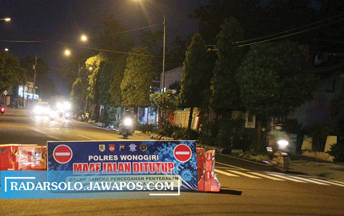 Jalan Jenderal Ahmad Yani, tepatnya di simpang tiga Gunung Giri ditutup dari arah utara ke selatan. (IWAN ADI/RADAR SOLO)