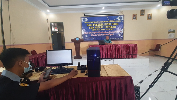 TIGA HARI: MPLS di SMKN 1 Boyolali digelar daring, kemarin (13/7). (RAGIL LISTIYO/RADAR SOLO)