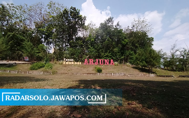 TERDAMPAK PANDEMI: Suasana Taman Edukasi Arjuna di kawasan Taman Kolam Keceh dan Buper Desa Bulusulur, Wonogiri. Foto bawah, suasana sentra kuliner malam. (IWAN ADI LUHUNG/RADAR SOLO)