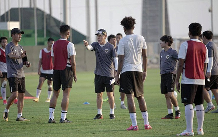 Pelatih Tim Nasional Indonesia Shin Tae-yong (kelima dari kiri) memimpin latihan skuadnya di Dubai, Uni Emirat Arab, Kamis (20/5). (ANTARA)