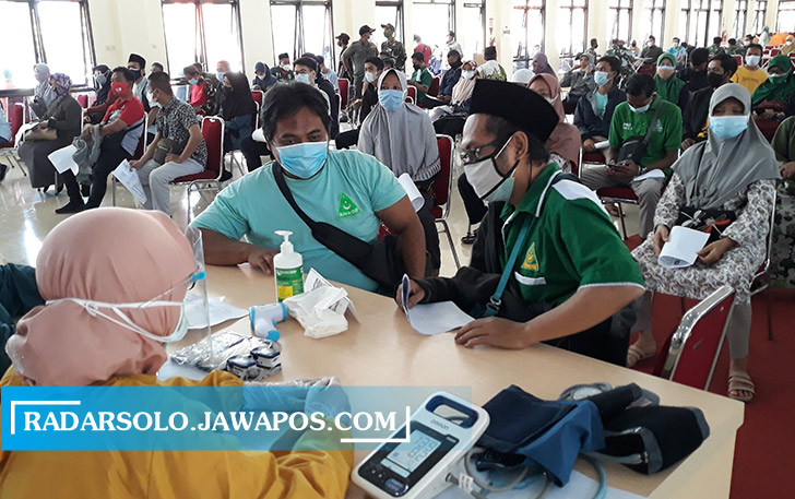 MASAL: Vaksinasi dosis I bagi tokoh keagamaan di Gedung PGRI Sukoharjo, Selasa (27/7). (IWAN KAWUL/RADAR SOLO)