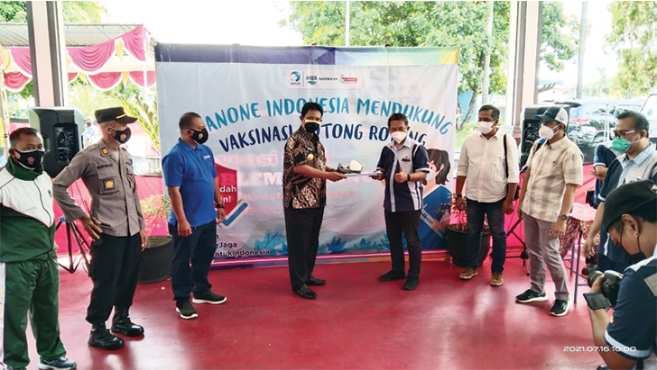 SEREMONIAL: Penyerahan APD dari AQUA Klaten kepada Wakil Bupati Klaten Yoga Hardaya saat kunjungan ke pabrik. (ISTIMEWA)