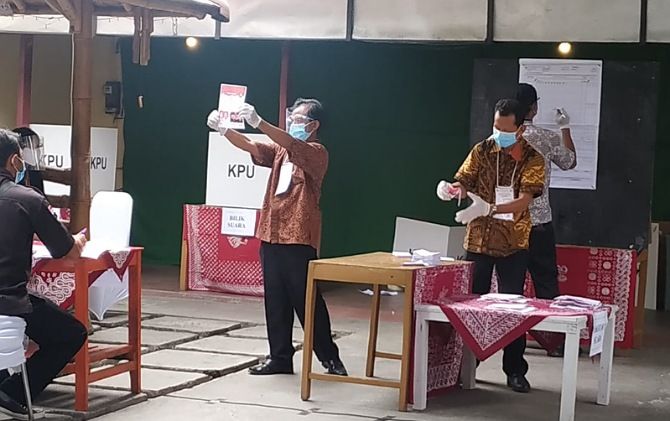 Proses penghitungan suara di TPS 22 Kelurahan Manahan.