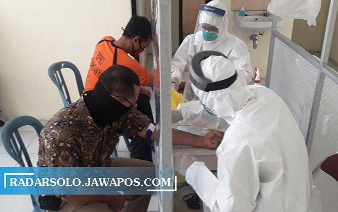 Sejumlah tenaga kesehatan di-swab, beberapa waktu lalu.