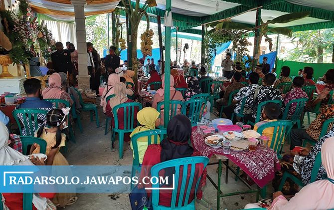 Acara hajatan di Desa Sukodono yang akhirnya dibubarkan oleh petugas saat operasi yustisi gabungan, Rabu (30/9).