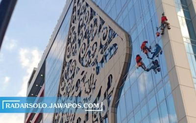 Petugas membersihkan Gedung Menara Wijaya di kompleks Pemkab Sukoharjo, beberapa waktu lalu. Lantai 4 gedung tersebut ditutup sementara setelah dua pejabat DLH positif Covid-19.