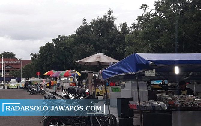 Ratusan pedagang Alun-Alun Karanganyar tidak berjualan mulai Senin (11/1) ini, seiring pemberlakukan PPKM selama dua pekan.