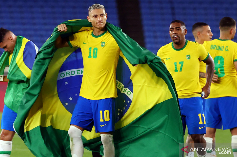 Selebrasi skuad Brazil setelah menang lawan Spanyol di partai final Olimpiade Tokyo 2020 untuk memerebutkan medali emas, Sabtu (7/8). (ANTARA/REUTERS)