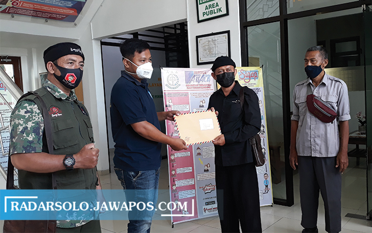 TUNGGU PROGRES: Sriyono adukan dugaan korupsi di salah satu desa di Kecamatan Polokarto ke Kejaksaan Negeri Sukoharjo, Jumat (30/7) lalu. (IWAN KAWUL/RADAR SOLO)