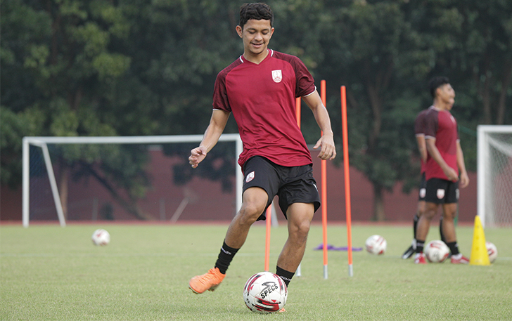 POTENSIAL: Gelandang Persis Solo Arapenta Poerba berlatih di Stadion UNS, belum lama ini. Eks pemain Bali United itu sumbang brace dalam uji coba kontra PS Sport, Rabu (25/8). (OFISIAL PERSIS SOLO)