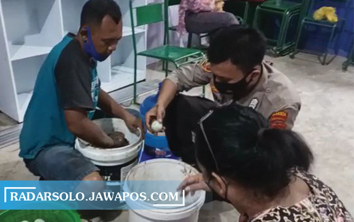 BERI TUTORIAL: Bripka Irfan damping warga membuat telur asin warga Bibis Luhur, Nusukan, Banjarsari.