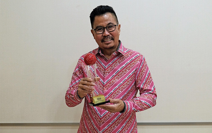 INOVASI: Djoko Tata Ibrahim, Deputy CEO Smartfren saat menerima penghargaan IDX Channel Anugerah Inovasi Indonesia 2021. (ISTIMEWA)