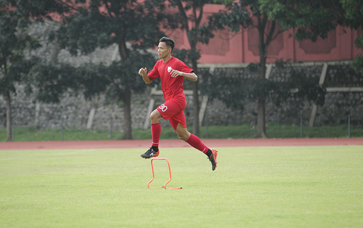 PUTRA DAERAH: Kapten Persis Solo Eky Taufik saat berlatih dengan rekan satu tim di Stadion UNS, belum lama ini. (OFISIAL PERSIS SOLO FOR RADAR SOLO)