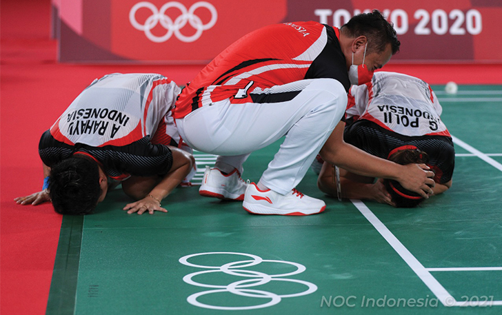 JONGKOK: Eng Hian (tengah) mengelus kepala Greysia Polii usai juara ganda putri Olimpiade Tokyo 2020 bersama Apriyani Rahayu, kemarin (2/8). (NOC INDONESIA)