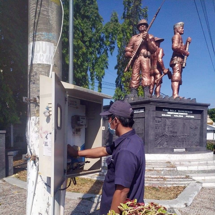 BIKIN HEMAT: Petugas Dishub menyalakan PJU di kawasan Solobaru dan Alun-alun. Selama PPKM level 4, sejumlah PJU di Sukoharjo dimatikan.(ISTIMEWA)
