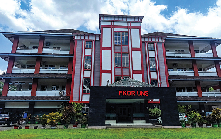 MEGAH: Gedung utama kampus FOR UNS, pencetak SDM olahraga yang mumpuni dan berkompeten. (ISTIMEWA)