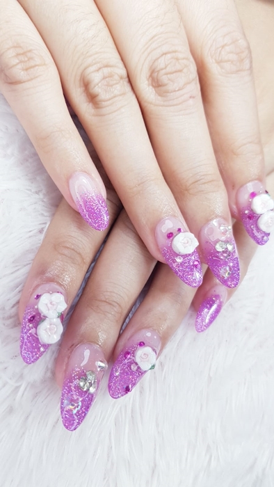 MEMESONA: Salah satu motif Nail Art yang banyak diminati. Dilengkapi dengan pernak-pernik untuk lebih mempercantik tampilan. (TRI ASTUTI FOR RADAR SOLO)