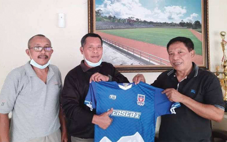 KARISMATIK: Gatot Barnowo (tengah) pelatih Persebi Boyolali. (ISTIMEWA)