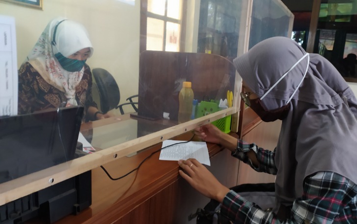 Petugas di kantor Disnakertrans Wonogiri bersiap melayani warga, termasuk yang hendak membuat kartu kuning atau AK-1 untuk mencari kerja akhir tahun lalu. (IWAN ADI/RADAR SOLO)
