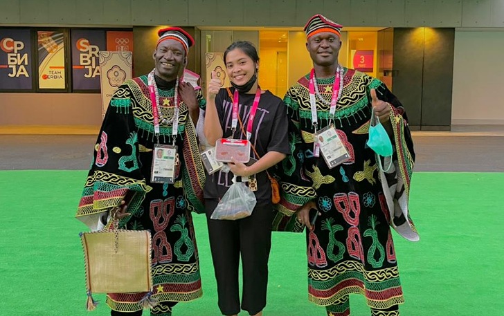 Gregoria Mariska Tunjung berfoto bersama kontingen negara lain saat Olimpiade Tokyo 2020. (ISTIMEWA)