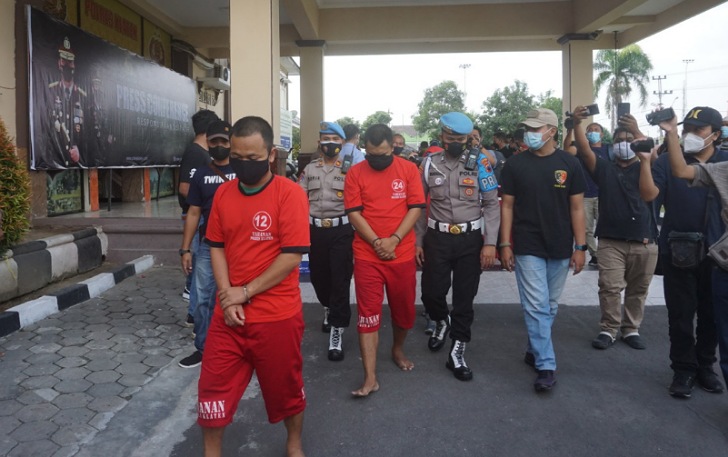 Pelaku pembuat kartu sertifikat vaksin Covid-19 palsu saat digiring ke Mapolres Klaten. (ANGGA PURENDA/RADAR SOLO)