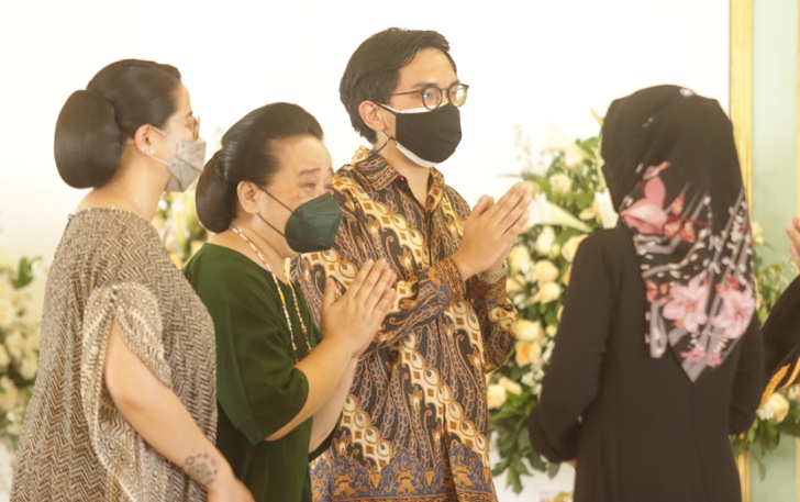 Putra KGPAA Mangkunegara IX, GPH Bhre Cakrahutomo Wira Sudjiwo menerima para pelayat. (M IHSAN/RADAR SOLO)