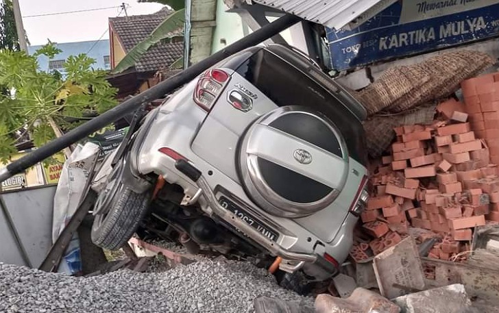 Mobil Toyota Rush yang menabrak material dan teras rumah di jalan raya Sukoharjo-Wonogiri, tepatnya di Dusun Nanggan RT 04 RW 01, Desa Gemantar, Kecamatan Selogiri Sabtu (14/8) pagi.