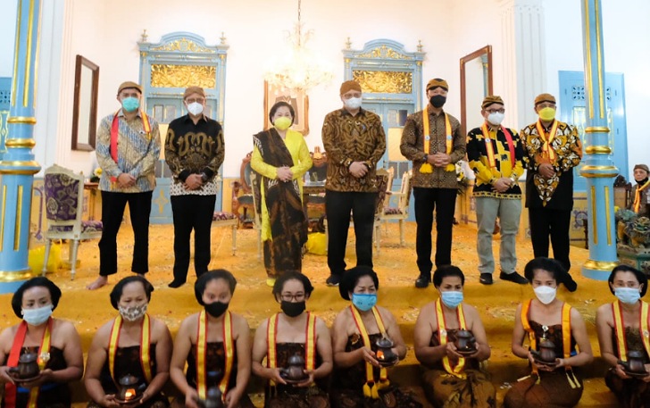 Airlangga Hartarto bersilaturahmi dengan keluarga Keraton Kasunanan Surakarta, di sela-sela kunjungan kerjanya di Solo, Sabtu (14/8).