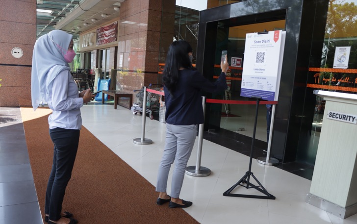 Simulasi penggunaan aplikasi Peduli Lindungi di SGM, Senin (23/8). (M IHSAN/RADAR SOLO)