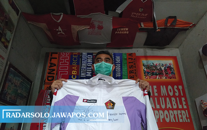 BERUNTUNG: Indriyanto Nugroho sumbang jaket di Museum Titik Nol Pasoepati, tahun lalu. (NIKKO AUGLANDY/RADAR SOLO)