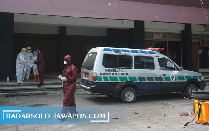 GARDA TERDEPAN: Aktivitas sejumlah di tempat isolasi terpusat tingkat kabupaten di GOR Gelarsena, kemarin. (ANGGA PURENDA/RADAR SOLO)