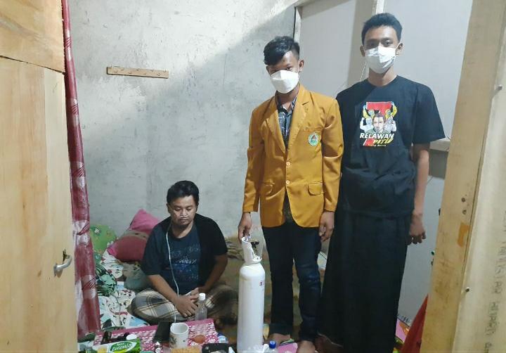 PEDULI SESAMA: Rony Wahyu Wibowo (tengah) serahkan tabung oksigen kepada keluarga pasien Covid-19. Untuk mengisi KKN Univet, dia menjadi relawan membantu penanganan pandemi.