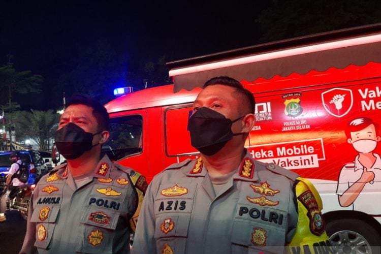 Kapolres Metro Jakarta Selatan Kombes Pol Azis Andriansyah menyampaikan keterangan terkait penetapan tersangaka Dinar Candy di Mapolres Jakarta Selatan, Kamis (5/8). (ANTARA/Sihol Hasugian