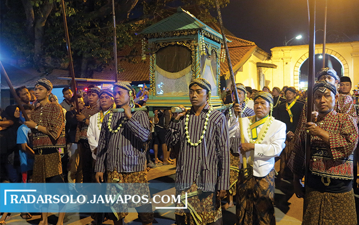 DITIADAKAN: Suasana kirab malam 1 Suro di Pura Mangkunegaran sebelum pandemi Covid-19. PPKM masih diberlakukan, kirab malam 1 Suro  ditiadakan. (DAMIANUS BRAM/RADAR SOLO)