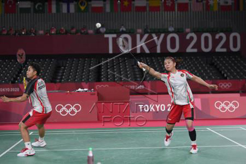 MENANG: Pebulutangkis ganda Putri Indonesia Greysia Pollii dan Apriyani Rahayu mengembalikan kok ke arah ganda putri China Chen Qing Chen/Jia Yi Fan dalam final Olimpiade Tokyo 2020 di Musashino Forest Sport Plaza, Tokyo, Jepang, Senin (2/8). Greysia Poll