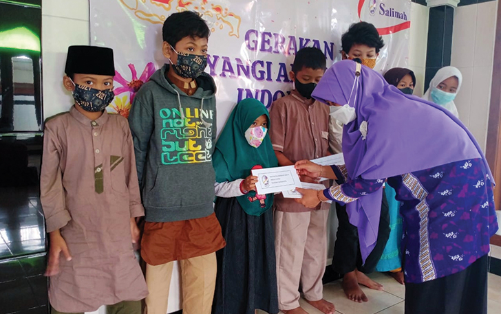SOSIAL: PD Salimah Solo memberikan bantuan kepada anak yatim piatu kemarin. (ISTIMEWA)