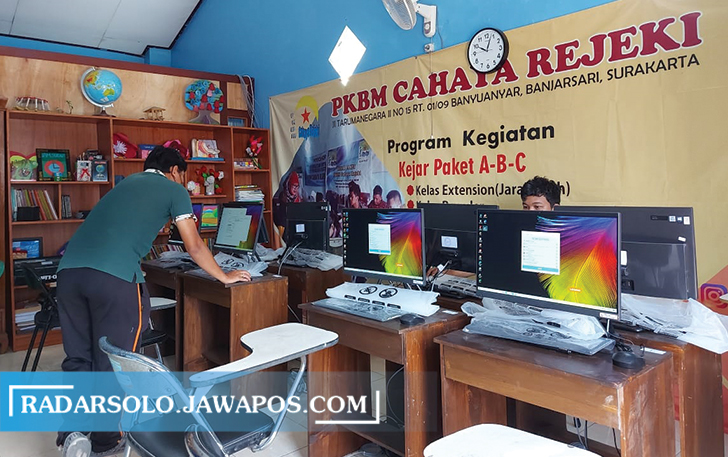 NONFORMAL: Pembelajaran di salah satu PKBM di Kota Solo. (SEPTIAN REFVINDA/RADAR SOLO)