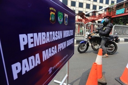 PENYEKATAN: Pengendara melintas di pos penyekatan PPKM melintas menuju underpass Mampang, Jakarta. (Dery Ridwansah/JawaPos.com)