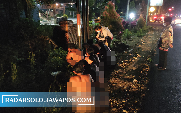 TOLAK BALA: Sebanyak 7 pria telanjang bulat keliling dusun untuk menjalani ritual malam Sura di Dusun Popongan, Gerdu, Karangpandan, Karanganyar, Senin (16/8). (TRI WAHYU CAHYONO/RADAR SOLO)