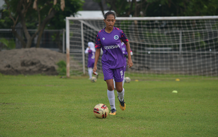 KANS BESAR: Sela Seviany (kiri) berebut bola dengan melawan Putri Mataram dalam uji coba, belum lama ini. (ISTIMEWA)