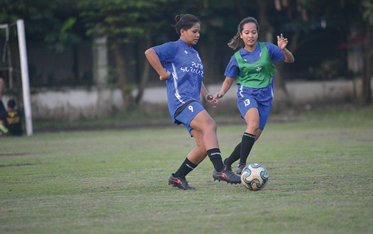 POTENSIAL : Penggawa Putri Surakarta Wanti Safitri (kanan) saat berlatih di lapangan Jajar, belum lama ini. (PUTRI SURAKARTA FOR RADAR SOLO)