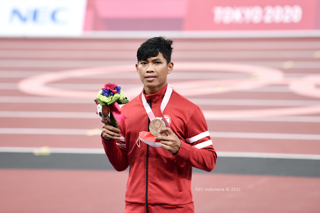 MEDALI KEDUA: Saptoyogo Purnomo (kanan) bawa pulang perunggu di Paralimpiade Tokyo 2020, kemarin (27/8). (NPC INDONESIA FOR RADAR SOLO)