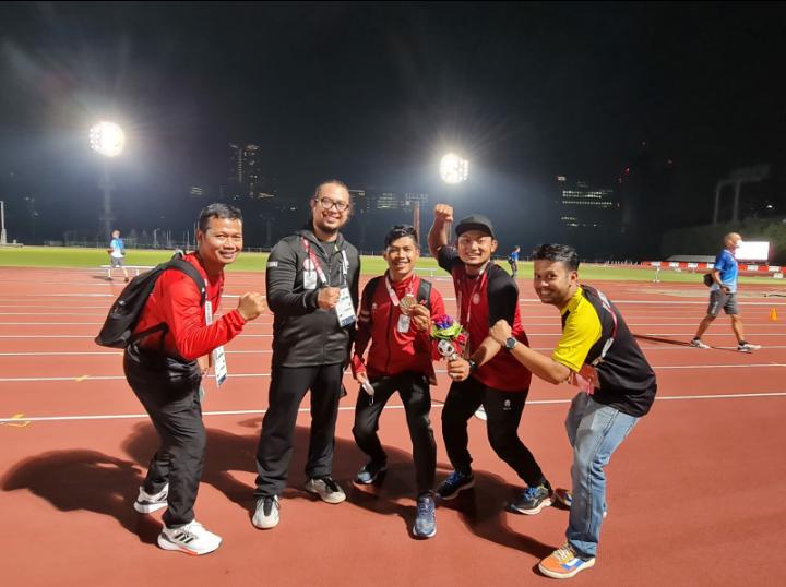 Slamet Widodo (kiri) ikut berbanggsa melihat Sapto Yogo Purnomo meraih perunggu Paralimpiade di Tokyo (27/8).