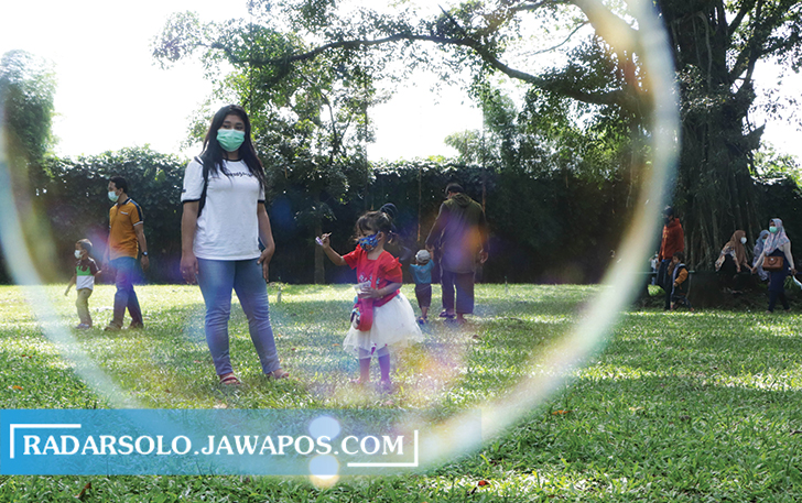 TETAP CERIA: Keluarga menikmati ruang terbuka hijau di Taman Balekambang, belum lama ini. Rencananya selama momen lebaran objek wisata di Kota Solo tetap akan dibuka. (M. IHSAN/RADAR SOLO)