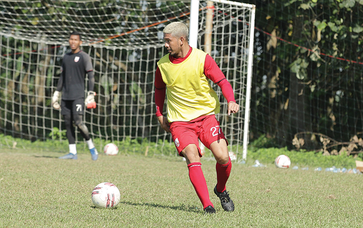 NYENTRIK: Fullback kiri Persis Solo Zikri Akbar saat berlatih di Stadion UNS, beberapa waktu lalu. (OFISIAL PERSIS SOLO)
