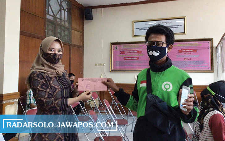 INOVASI: Program Adek Manja, memberikan layanan antar dokumen dari Disdukcapil Klaten kepada pemohon lewat ojek online. (ANGGA PURENDA/RADAR SOLO)